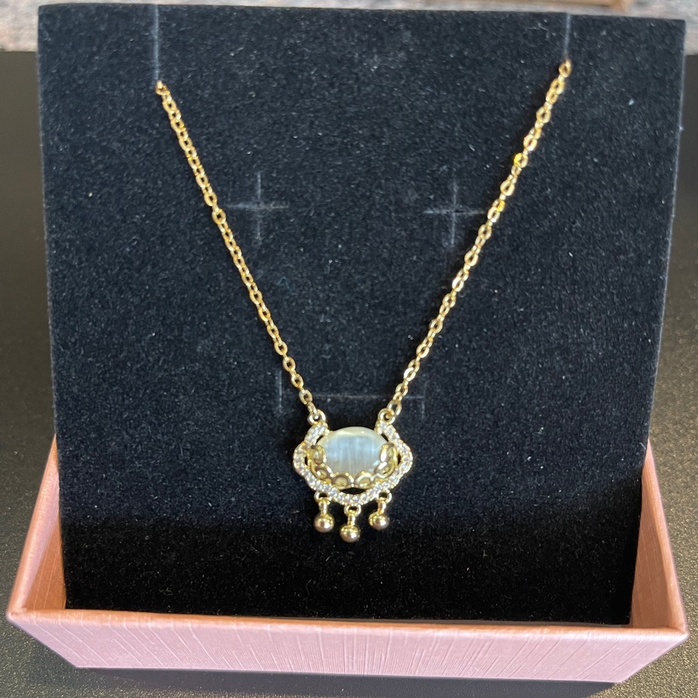 Elegant Gold Pendant Necklace